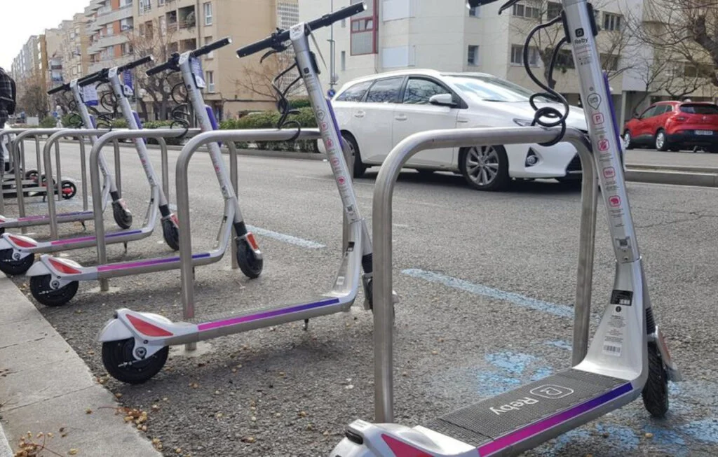 Patinetes eléctricos ¿te pueden multar? Revisado 2021 4 Aparcamiento habilitado para patinetes eléctricos | REMULSA